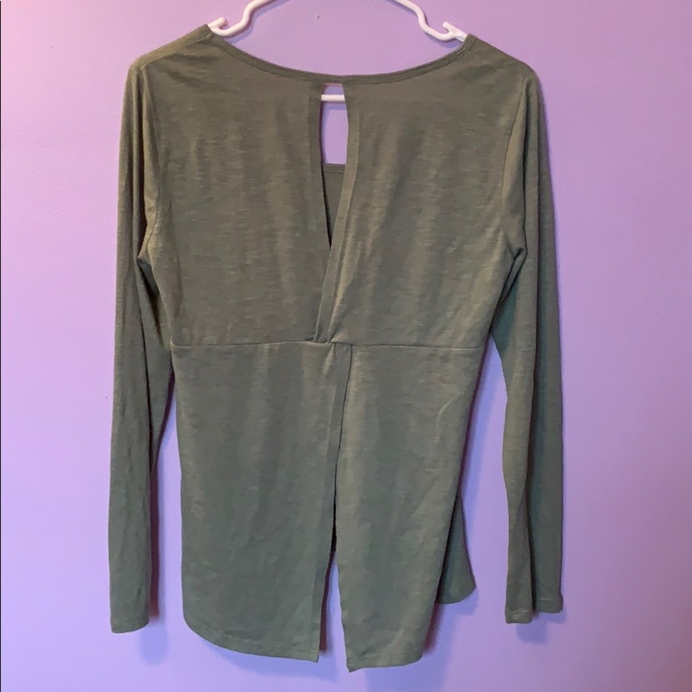 Sporty open back long sleeve shirt